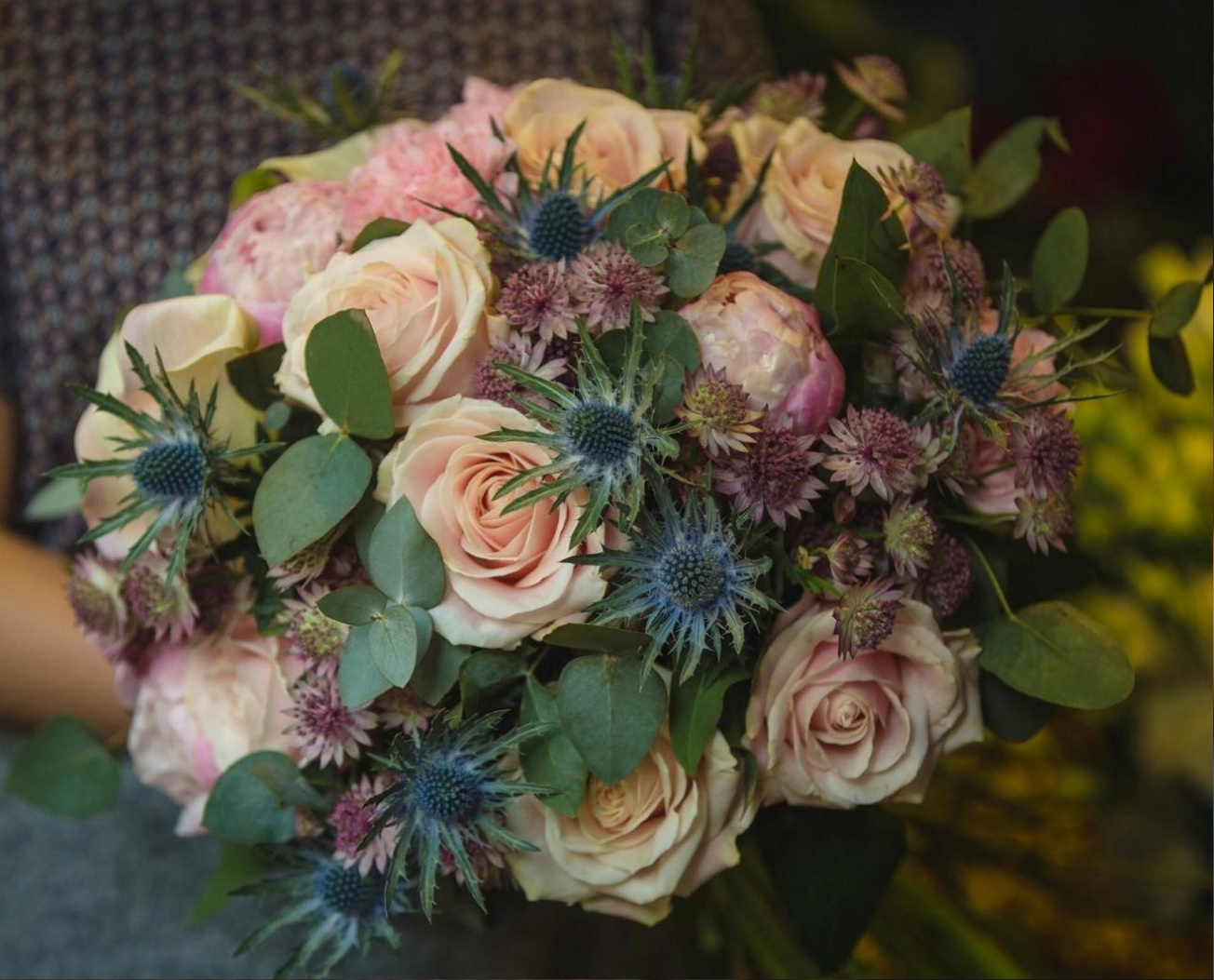 Atelier mit Schnittblumen, Werkzeug und Entwurfsskizzen